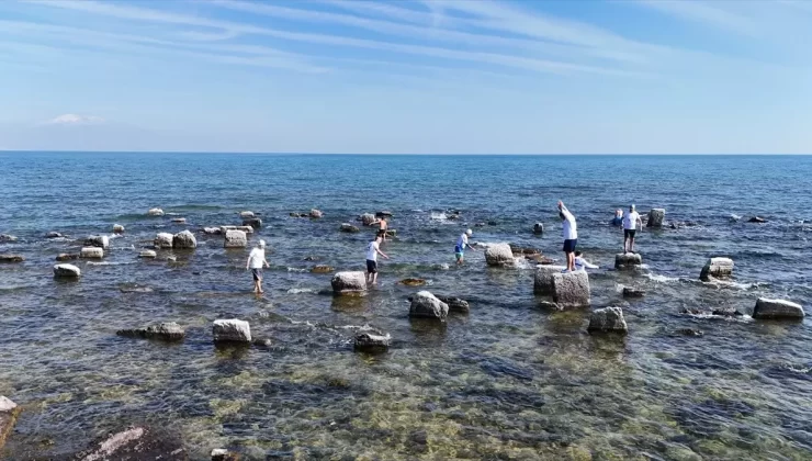 Van Gölü’nde Farkındalık Yüzme Etkinliği