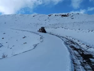 Van’da Kırsal Mahallelere Kar Yağışı: Temizlik Çalışmaları Başladı