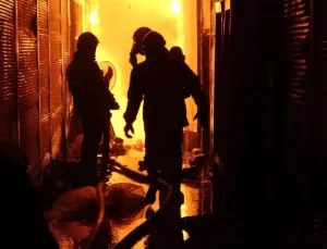 Van’da Mısır Çarşısı’nda Yangın: 30 Dükkan Kül Oldu