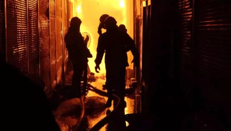 Van’da Mısır Çarşısı’nda Yangın: 30 Dükkan Kül Oldu