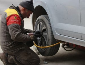 Van’daki oto lastikçilerde yoğunluk başladı