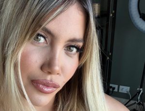 Wanda Nara durmuyor! 13 yaş küçük sevgilisini öpmelere doyamadı