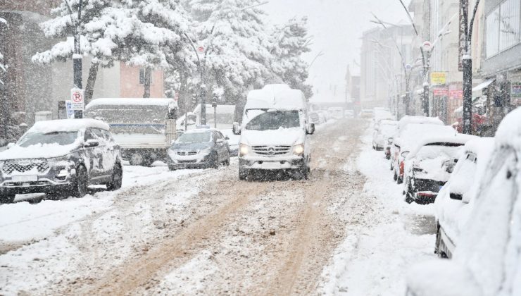 Yarın okullar tatil mi? Kar etkisini artırdı, eğitime bir gün daha ara verdi (26 Kasım Salı eğitimde kar tatili kararı verilen iller)