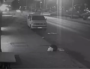 Yaya Çarpmamak İçin Manevra Yapan Otomobil Gelinlik Dükkanına Çarptı