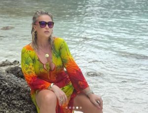 Yeliz Yeşilmen’i fil öptü! O anları sosyal medya hesabından yayınladı