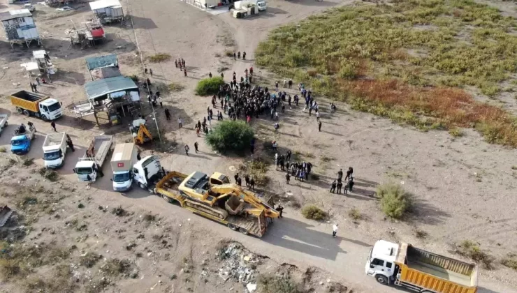 Yıkımı yılan hikayesine dönen denize sıfır çardaklar yine yıkılamadı