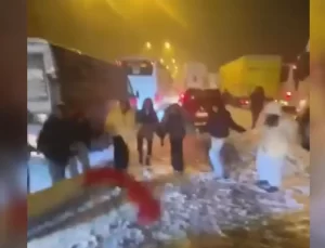 Yolda Kalan Yolcular Halay Çekerken