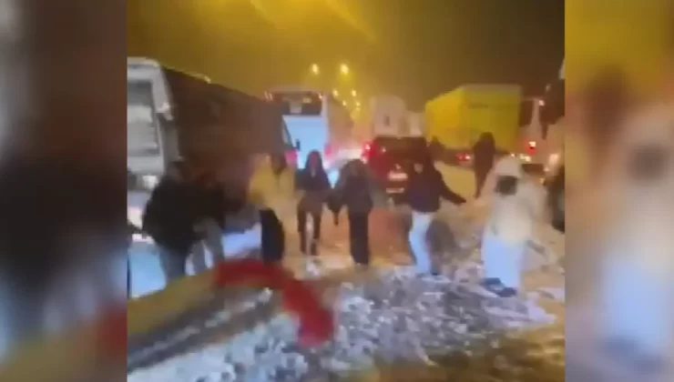 Yolda Kalan Yolcular Halay Çekerken