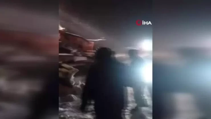 Yüksekova’da Kar Yağışı: Araçlar Mahsur Kaldı