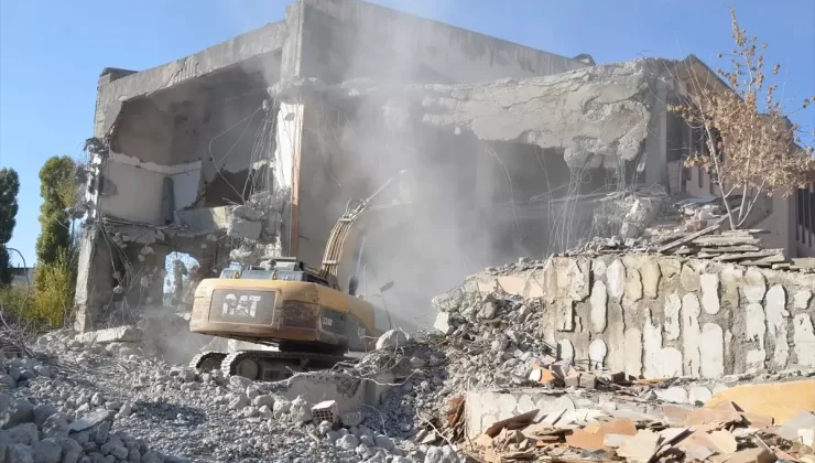 Yüksekova’da Kültür Merkezi Yıkılıyor