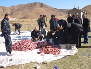 Yüksekova’da Kurban Eti İhtiyaç Sahiplerine Dağıtılıyor