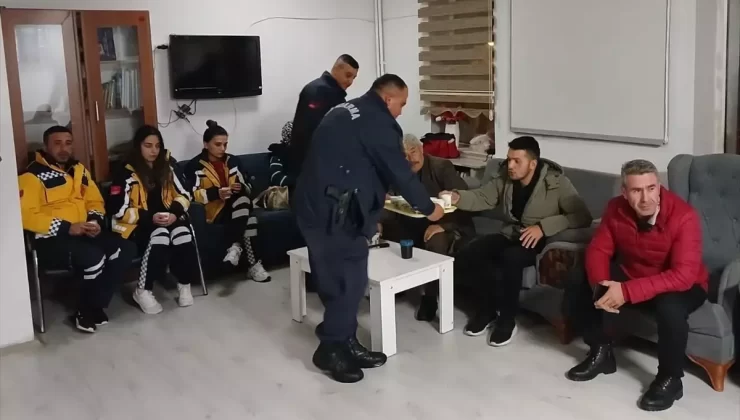 Yunak’ta Kar Yağışı Mahsur Kalanları Kurtardı