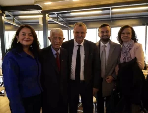 Yunusemre Belediyesi’nden Emekli Öğretmenlere Anlamlı Kutlama