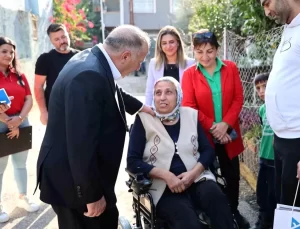 Yüreğir Belediye Başkanı, Engelli Vatandaşa Akülü Sandalye Hediye Etti