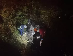 Zonguldak’ta Yağış Nedeniyle Otomobil Su Kanalına Devrildi, 4 Yaralı