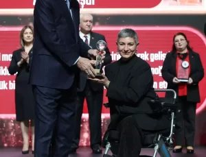 Azmiyle hayata tutundu, ödülünü Cumhurbaşkanı Erdoğan’ın elinden aldı