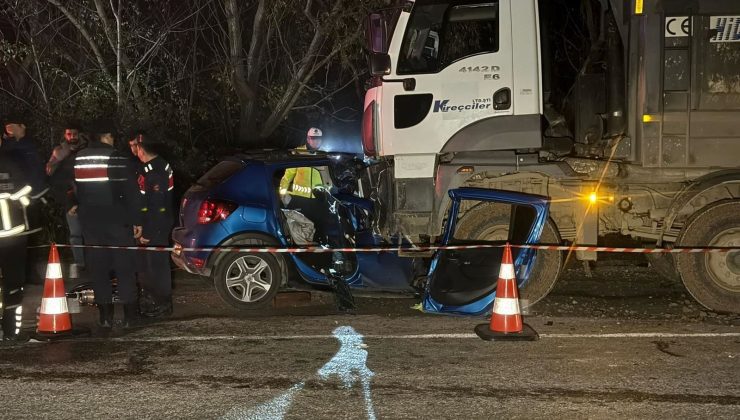Bartın’da feci kaza: Kamyonun altına giren otomobilde beş kişi öldü