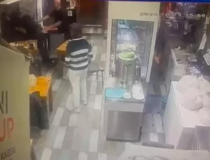 Beyoğlu’nda Çorbacıda Kavga: Güvenlik Kamerası Fişini Çektiler