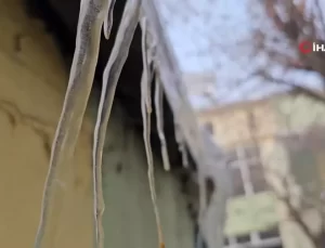 Bitlis’te Soğuklar Araçları Donma Tehlikesine Sokuyor
