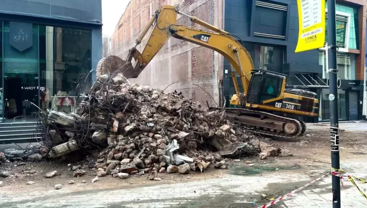 Güngören’de Çöken Binada Arama Çalışmaları Sürüyor