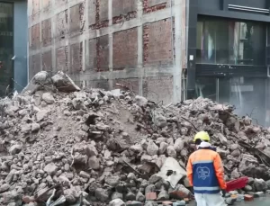 Güngören’de Kentsel Dönüşümde Çöken Binada Arama Çalışmaları Devam Ediyor