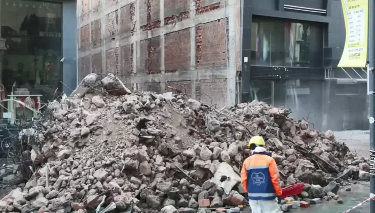 Güngören’de Kentsel Dönüşümde Çöken Binada Arama Çalışmaları Devam Ediyor