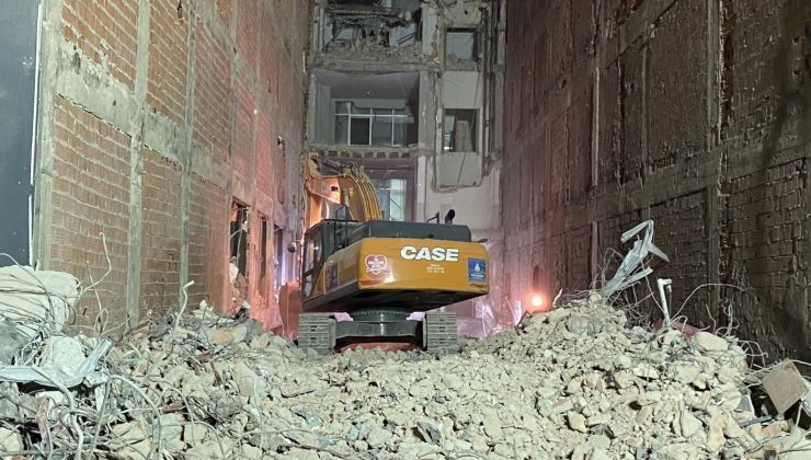 Güngören’de yıkımı gerçekleştirilen bina kısmen çöktü: Enkaz altında kalan işçi aranıyor