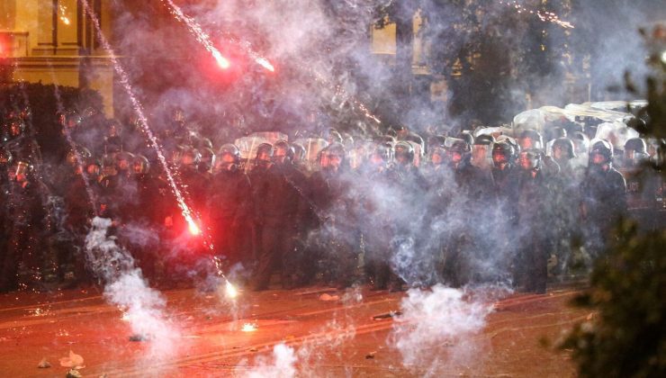 Gürcistan’da sokaklar durulmuyor | Cumhurbaşkanı: Hükümet meşru değil