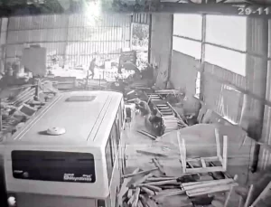 Husumetli Baba Oğul Arasında Minibüs Krizi