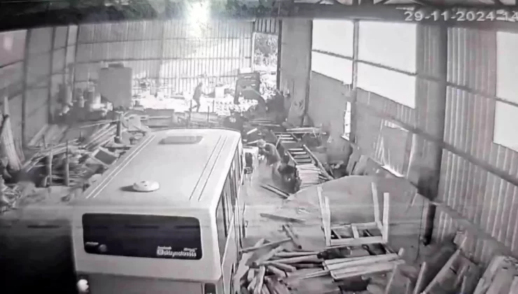 Husumetli Baba Oğul Arasında Minibüs Krizi