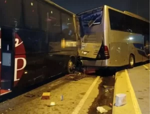 Kayseri’de Otomobil ve Otobüs Çarpıştı: Çift Hayatını Kaybetti, Çocuk Yaralandı
