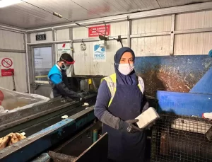 Pendik’te Atık Ayrıştırma Tesisi’nde 30 Bin Liralık Akıllı Telefon Bulundu