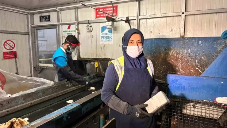 Pendik’te Atık Ayrıştırma Tesisi’nde 30 Bin Liralık Akıllı Telefon Bulundu
