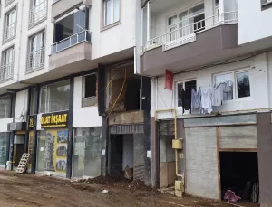 Rize’de Heyelan: 60 Ton Toprak Kütlesi Koptu, İskan Yasaklandı