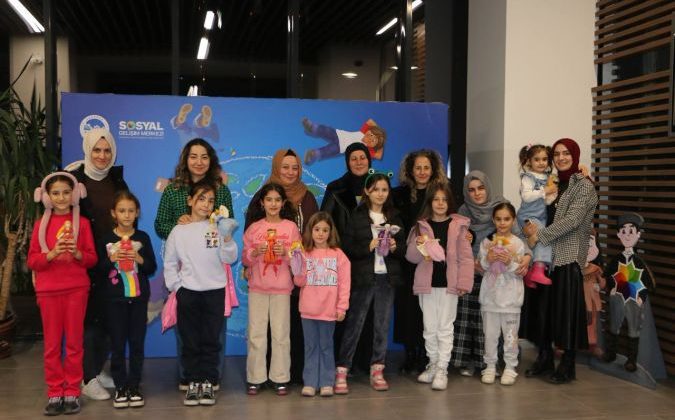 Anne ve çocuklarından ‘peri bebek’ sanatı