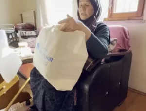 Kaybettiği çantanın yenisini alıp yüzünde tebessüm oluşturdular