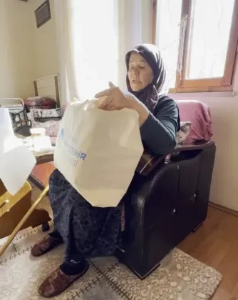 Kaybettiği çantanın yenisini alıp yüzünde tebessüm oluşturdular