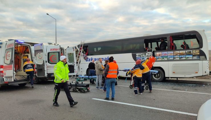 Yolcu otobüsü, park halindeki kamyona çarptı: 2 ölü, 24 yaralı