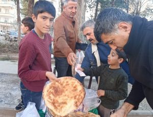 12 yaşındaki Muhammet annesinin pişirdiği tandır ekmeklerini satıyor
