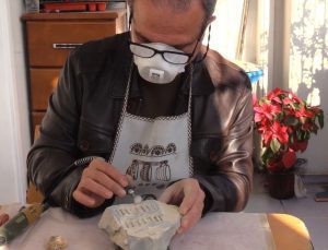 34 yıl evvel meyve bıçağıyla hobi olarak başladı: Tabiattan taş ve odun modüllerini toplayarak dönüştürüyor