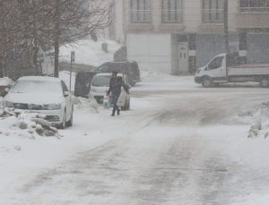 5 köy yolu kar yağışı nedeniyle ulaşıma kapandı