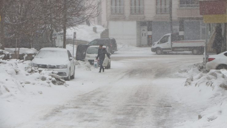 5 köy yolu kar yağışı nedeniyle ulaşıma kapandı
