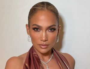 55 yaşındaki Jennifer Lopez’in genç kalma sırrı! Cesur pozları yine hayran bıraktı