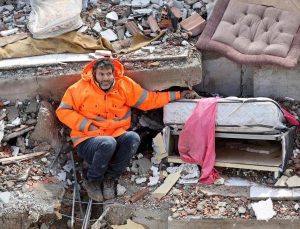 6 Şubat’ın en acı fotoğraflarından biri: “2 sene oldu, ateş hiç sönmüyor”