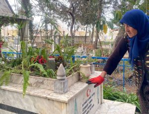 75 yaşındaki Raziye, 20 yıldır her gün mezarlığa gelerek temizlik yapıyor