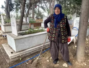 75 Yaşındaki Raziye Atik, 20 Yıldır Mezarlık Temizliğine Destek Oluyor