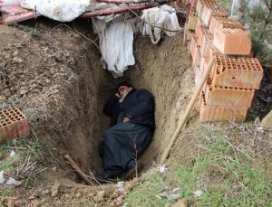 78 yaşındaki adam ölmeden kazdığı mezarına geceleri girip yatıyor