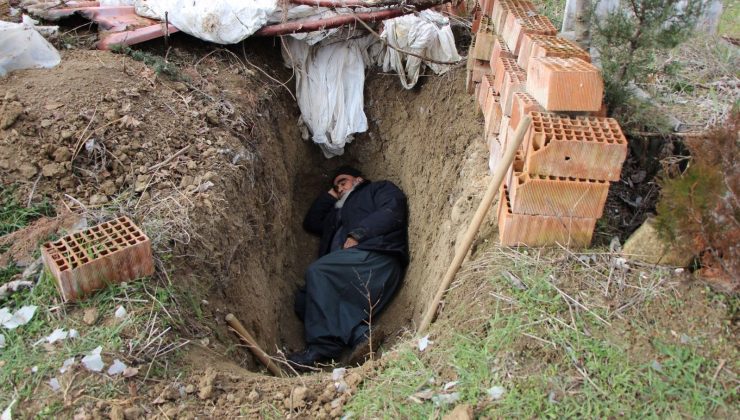 78 yaşındaki adam ölmeden kazdığı mezarına geceleri girip yatıyor