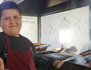 9 yaşındaki Adem herkesin sevinci oldu: “Kebaba gel, ciğere gel” değişiyle yüzleri gülümsetiyor