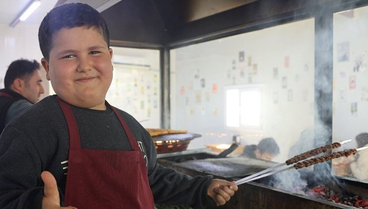 9 yaşındaki Adem herkesin sevinci oldu: “Kebaba gel, ciğere gel” değişiyle yüzleri gülümsetiyor